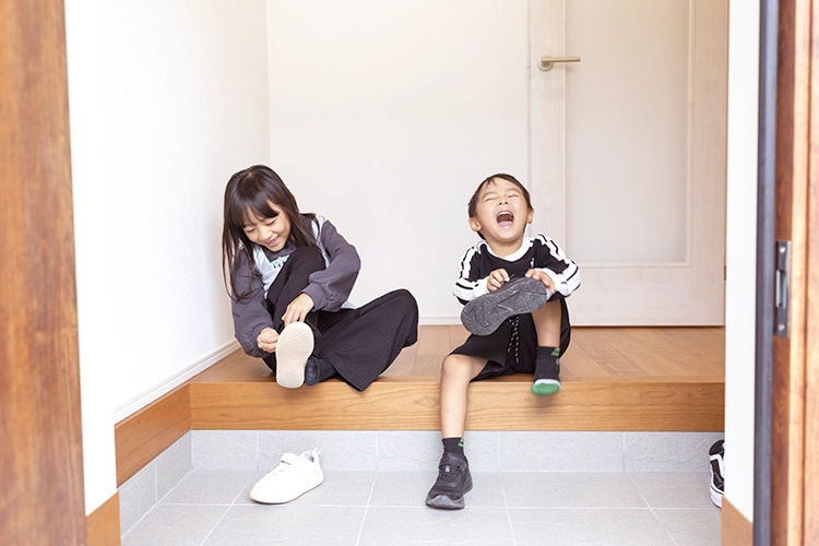 子どもが並んで靴を履けて、荷物を持ちながらでも広く使える玄関