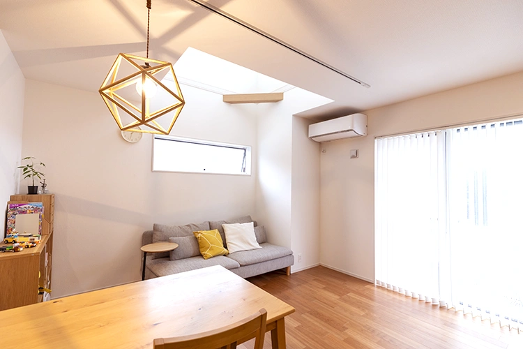 来客時や将来のレイアウト替えを見越して、リビング照明はダクトレールで移動できるタイプ