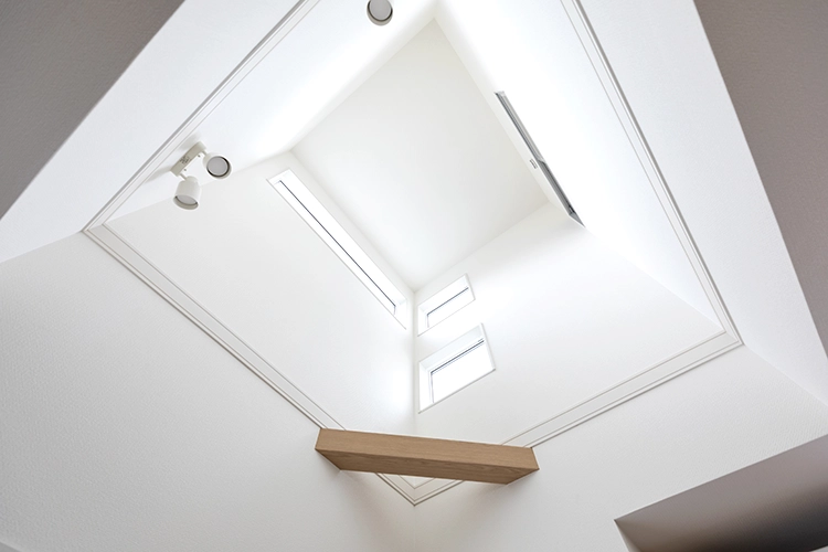 角地のメリットを活かして窓の大きさと配置を決定。見せ梁の素材も、Oさまご自身で選定