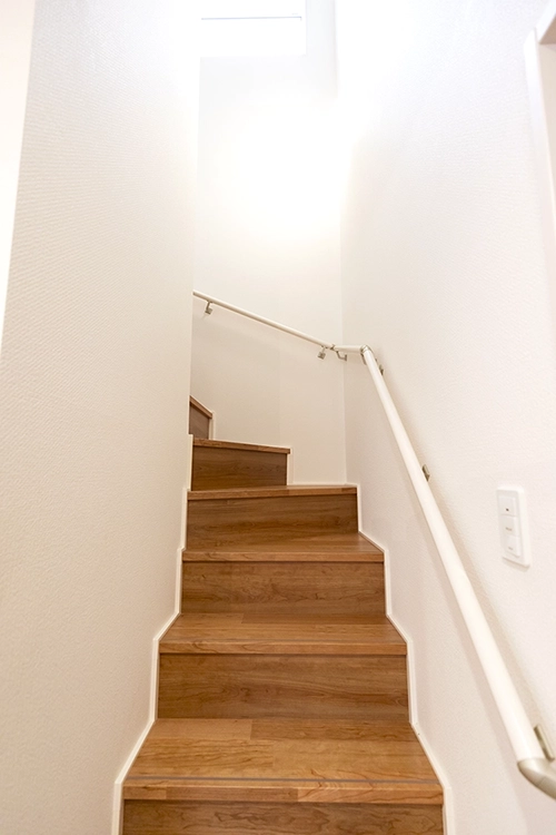 「いつも家族が顔を合わせられるように」と、リビング階段を採用されています