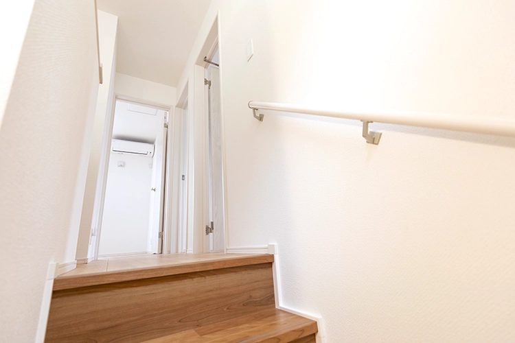階段を上ると、主寝室・子ども部屋・ファミリークローゼットへ続くドアがあります