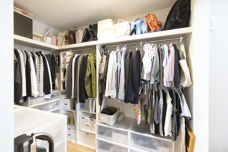 家族全員の衣服を収納しているファミリークローゼット