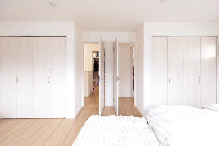 クローゼットもドアも2つあるので、間仕切りを入れるとシンメトリーになります