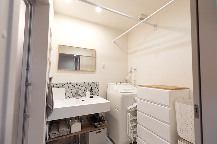 洗面所の壁内に下地があり、アイアンパイプにDIYで変更できる仕様に