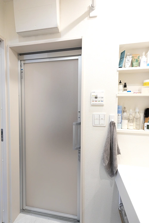 バスルームのドアは、掃除のしやすさと見た目を意識して開き戸にしました